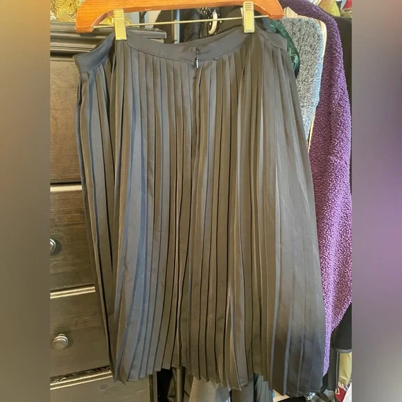 Abercrombie & Fitch xl pleated black skirt - Picture 2 of 4